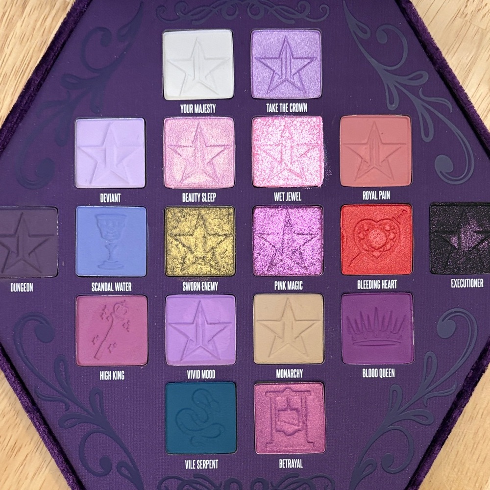 Jeffree Star Blood Lust Eyeshadow Palette in Velvet Box - Picture 5 of 5